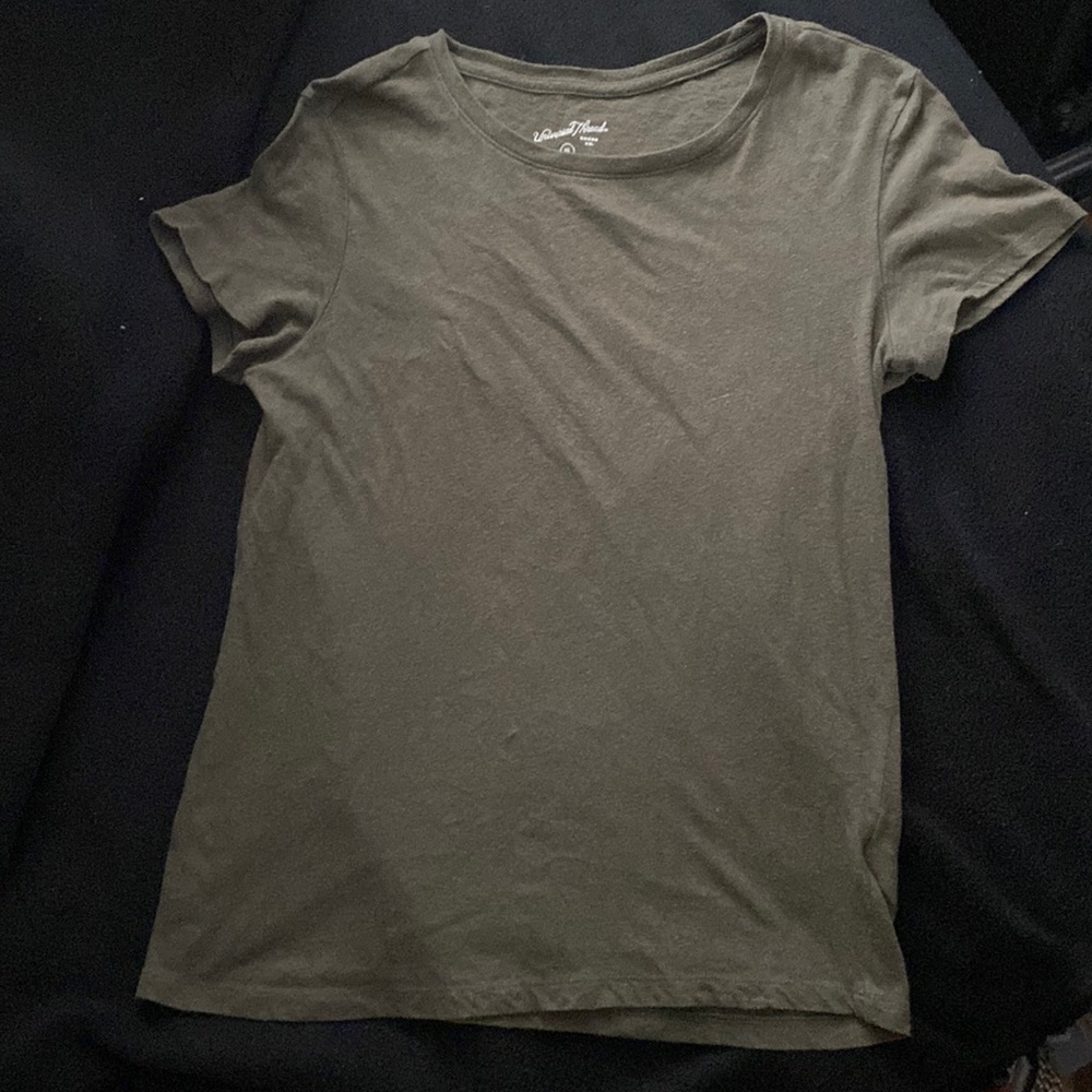 Universal Thread size XS, short sleeve olive green tee